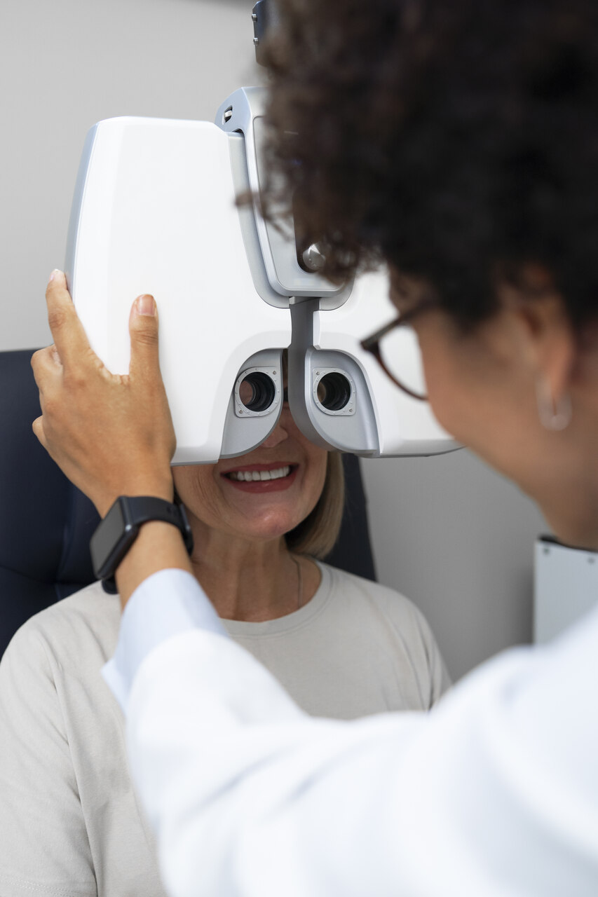 Mulher fazendo exame oftalmológico para descobrir se tem astigmatismo.